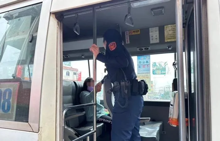 桃園女童搭公車拒下車！警花姊姊靠這招解決　背後藏暖心原因