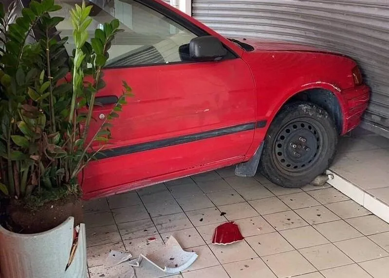 南投6旬婦「倒車撞書店」再衝對街餐廳！　路人嚇傻意外揭她無照駕車