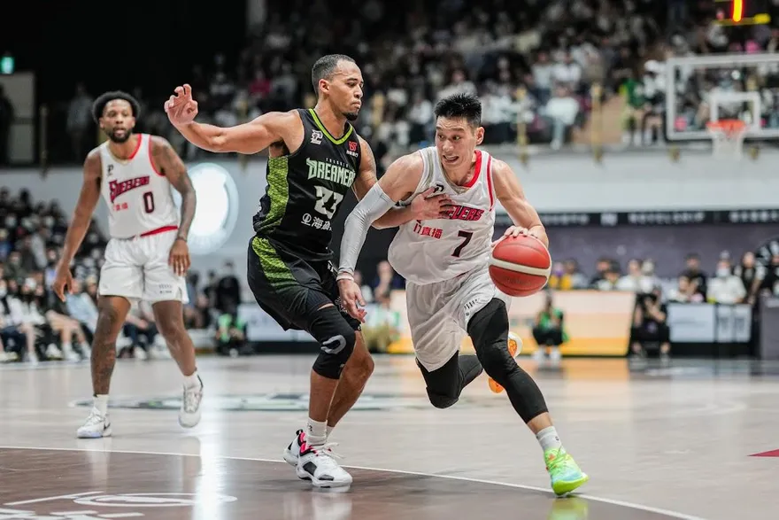 影/不甩啦啦隊嬌喊！林書豪砍25分外加「16助攻」破紀錄　鋼鐵人力退夢想家