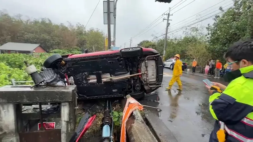 雲林轎車路口暴衝！翻車壓爆自來水管線「水柱噴出」　駕駛被驗出這反應