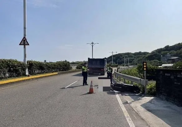 快訊/台2線聯結車駕駛變換車道擦撞騎士　8旬翁頭部遭輾當場慘死