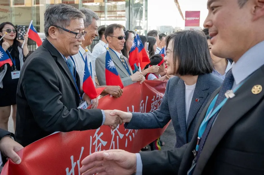 「太久沒選舉忘台語、考察團來買東西」頻失言！網酸蔡英文沒「這個」就開始丟臉