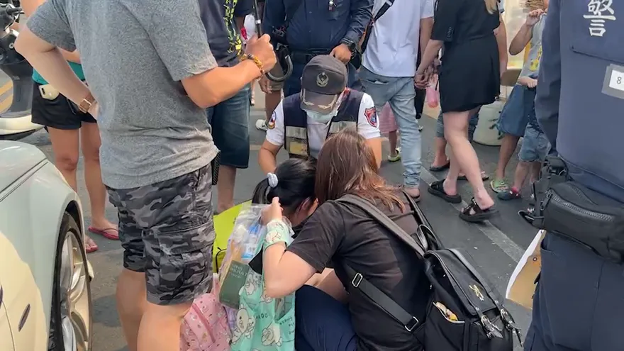 快訊/連假出遊意外！少女旗津過馬路被車撞　雙腿站不起來
