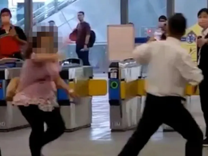婦人不配合補票　竟持拖鞋暴打台鐵站務員！誇張畫面曝光