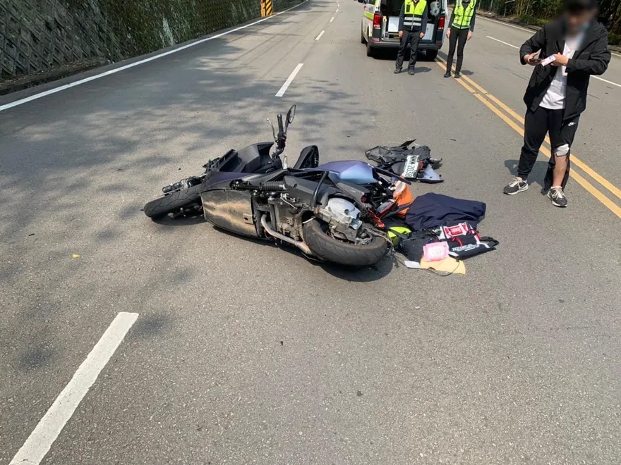 影/剛騎出隧道…重機不到5秒「攔腰撞機車」！騎士雙雙噴飛