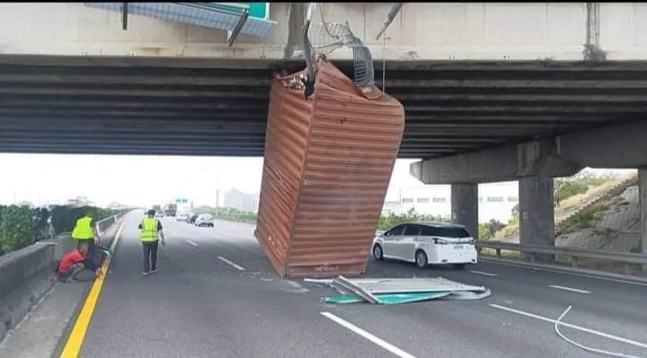 影/傻眼！20呎貨櫃直立卡橋下　國1南下麻豆段貨櫃車撞橋　全線封閉塞爆