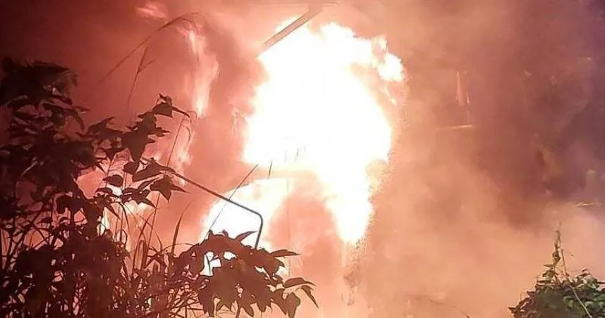 信義區深夜火警！2樓獨棟透天「紅光亂竄」　他在屋內沒逃出成焦屍