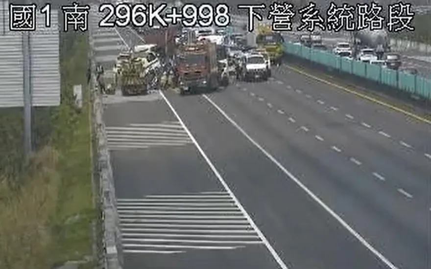 快訊/5車連環撞！國1南向下營系統全線封閉回堵　傳有人受困