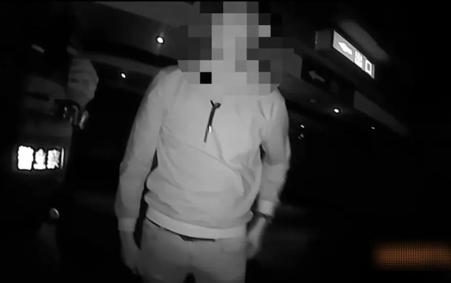 糗！摩鐵遇警盤查原已過關　他拿手機時掉出1包這東西下場慘了