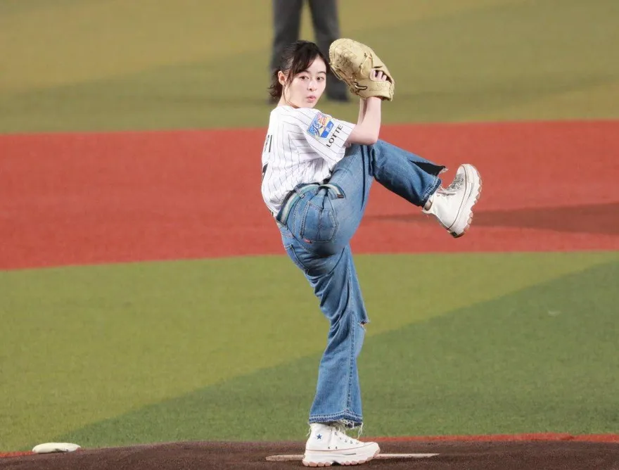 影/150公里的架勢！21歲女優高抬腿　開球豪邁動作滿分...