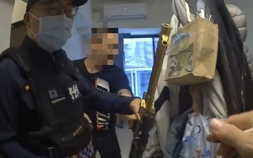 高雄男攜金色長槍走進大樓　民眾嚇傻報案警找到他開罰