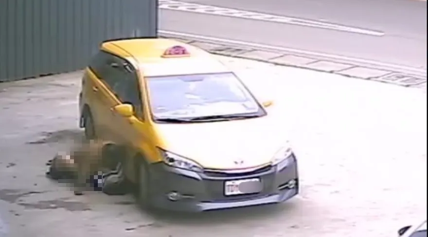 以車當牆…路邊嘿咻！車廠老闆直擊「情侶門口這樣搞」　他好奇：連假房難訂？