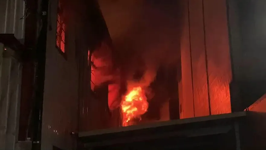 影/高雄電商倉庫大火！　2層樓廠房3C產品全燒毀