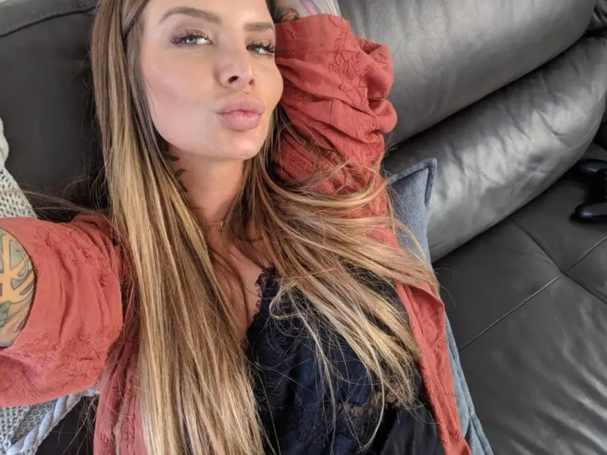 辣妞下面有兩個妹妹！右邊留給丈夫「公私」分明　她憶初夜：男伴撞錯地方