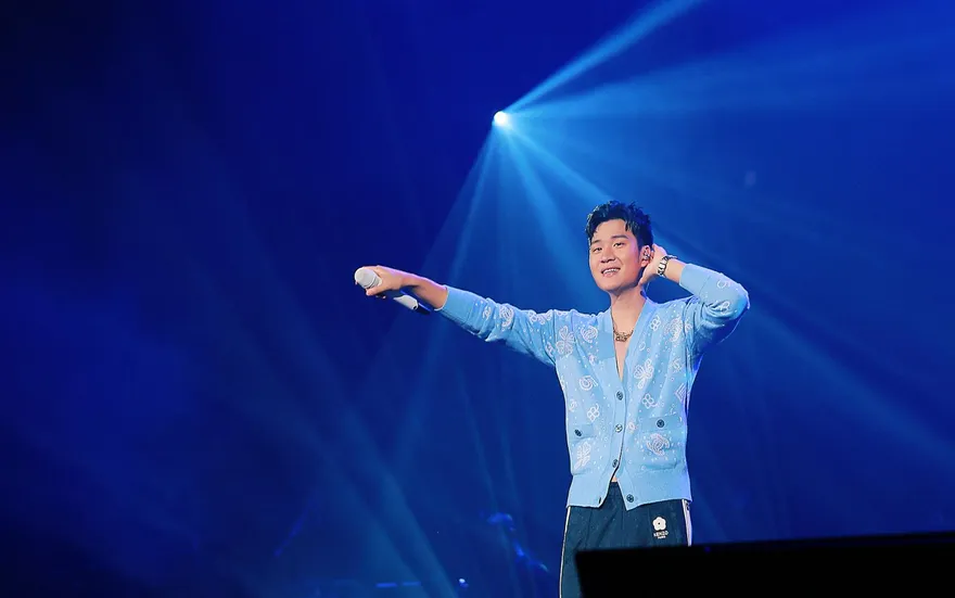 和周杰倫、鄧紫棋齊名！周興哲夯曲破2億點擊…再曝「當爸」好消息：Super happy