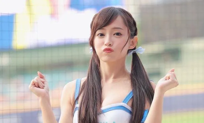 影/「富邦啦啦隊」不藏了！深V新戰袍掀球迷暴動　乳浪狂晃放送邪惡曲線