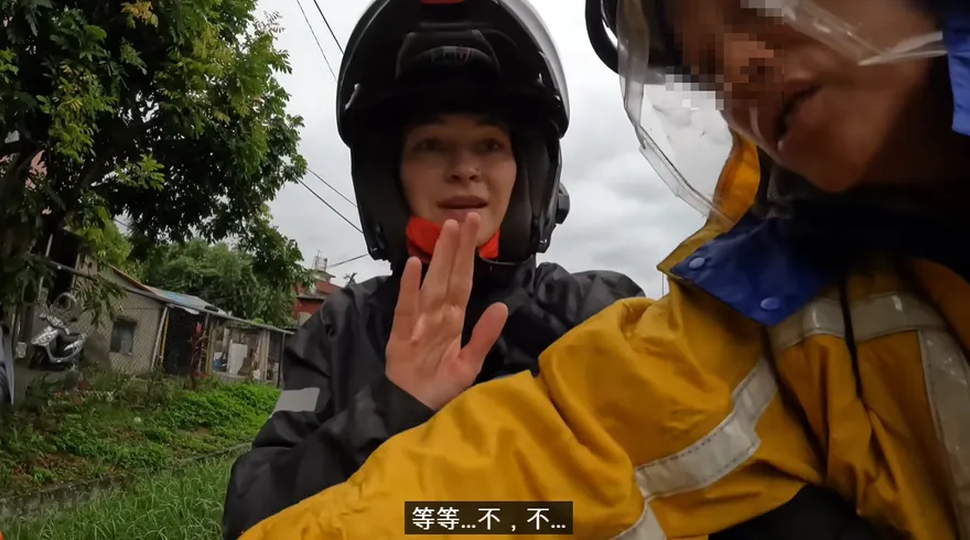 影/外國女YouTuber「誤闖高速公路」被阿伯拔鑰匙！　網友開轟但她這麼說