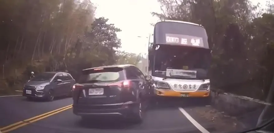 鹿谷大巴失控爆衝！對向駕駛遭撞退10多公尺　摔溝驚悚影像曝光