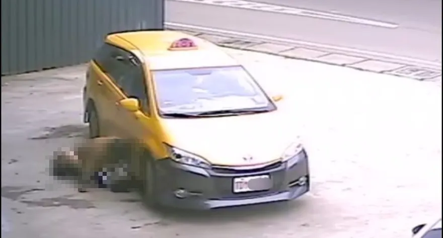 車行外上演活春宮！計程車當掩體激戰20分鐘　「這件事」卻讓店家傻眼