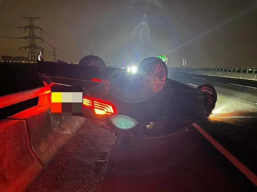彰化二高BMW自撞護欄翻覆！駕駛傷重不治