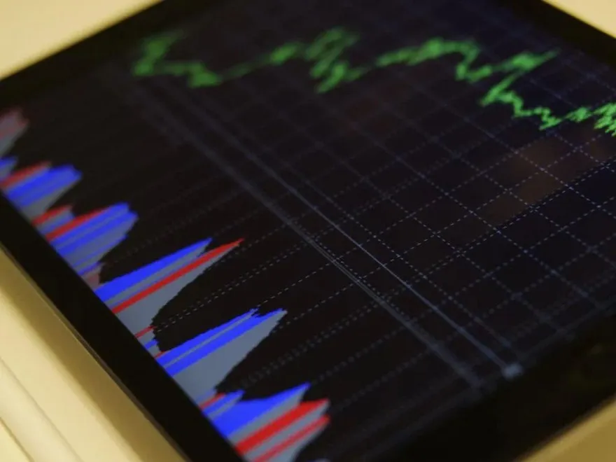 雄獅3職員涉詐領　今早「開盤跌4.5元」！台股一度站上15700點