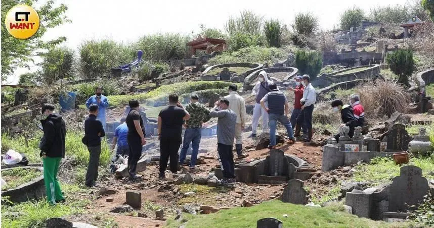 刻在前夫家墓碑的名字…　她見大名「深烙祖墳上」氣炸：賠我13萬！