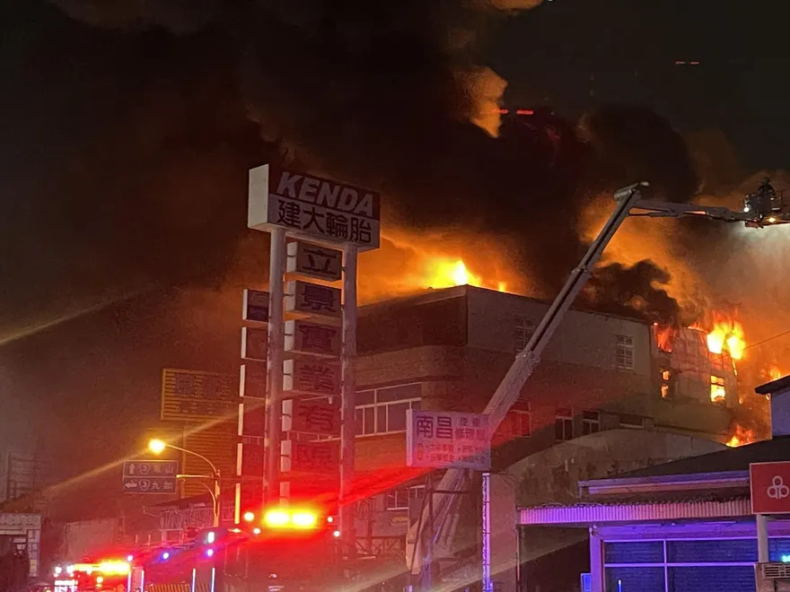 影/屏東暗夜大火狂燒5小時　3000平方公尺汽車百貨全毀