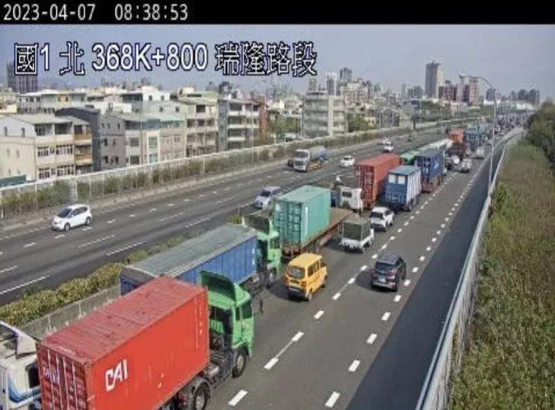 快訊/國1高雄路段傳車禍！貨櫃車失控翻車　「回堵5km」上班時間塞爆