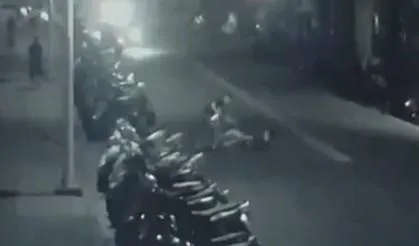 影/敢約我前女友！醋男大街上朝他狂砍　驚悚影像曝光