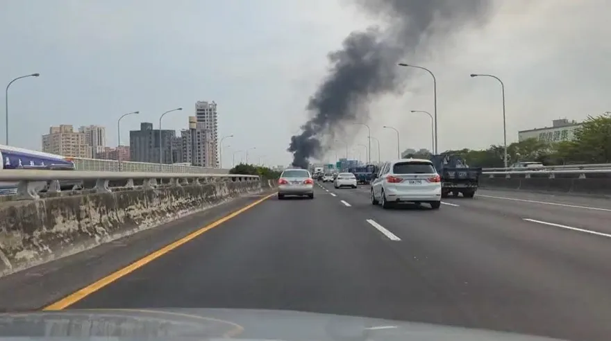 快訊/國1北上爆火燒車！貨車遭火球吞噬　濃煙上竄畫面曝