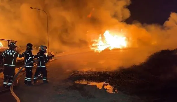 影/火舌狂燒直竄天際　台南仁德深夜大火…回收場秒陷火海