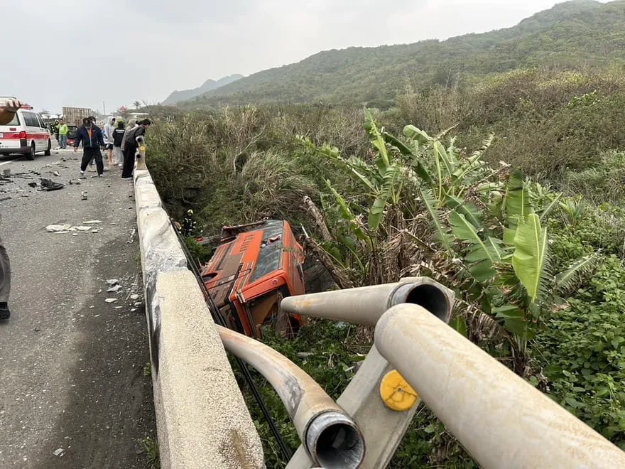 快訊/花蓮客運對撞小客車　豐濱台11線驚悚車禍…乘客拋飛橋下釀4傷