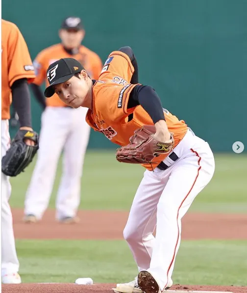 影/《黑暗榮耀》爆紅男星原來是練家子！側投開球「太專業」驚艷全網