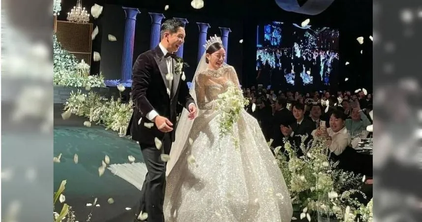 甜吻李多寅！李昇基單膝下跪唱〈跟我結婚好嗎〉 　婚禮眾星雲集如頒獎典禮