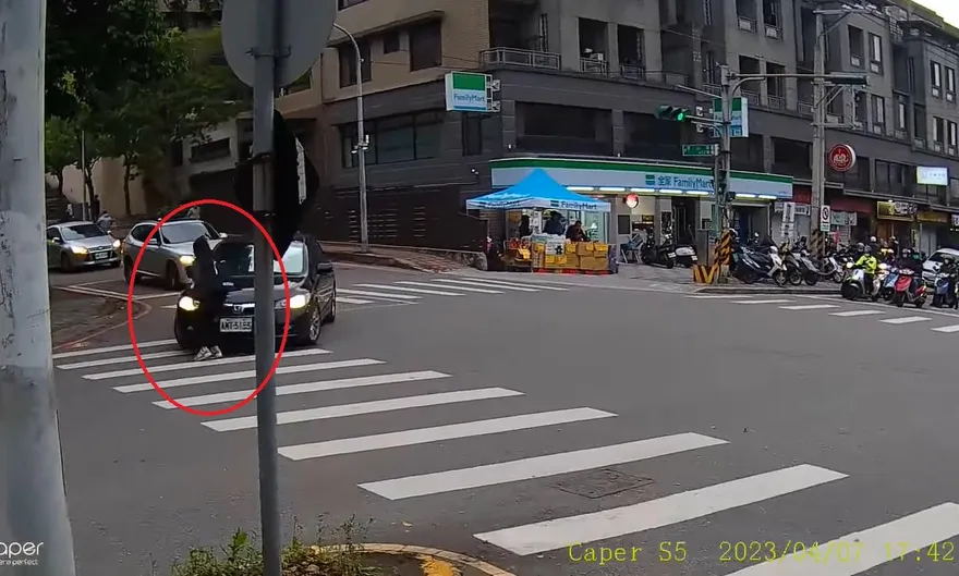 影/三寶不長眼，馬路如虎口！明知有人油門仍催落…她過個馬路挨撞「骨盆重摔著地」