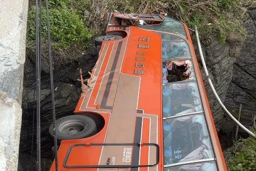 快訊/豐濱台11線死亡車禍！花蓮客運失控墜橋　女乘客拋飛身亡