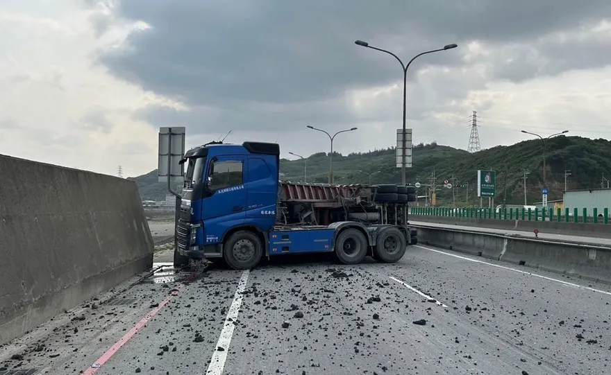 影/整輛車霸氣堵滿車道！林口台15線南下22.1K聯結車自撞翻覆　駕駛一度受困