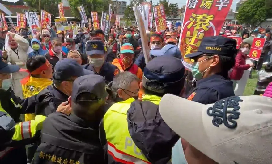 新竹生命園區說明會火氣很大！警民失控爆推擠　抗議者怒喊：警察打人