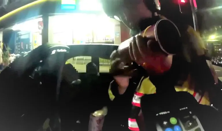 影/生活智慧王不該用在這裡啦！三重警街頭盤查　他竟挖空洋芋片罐底藏毒