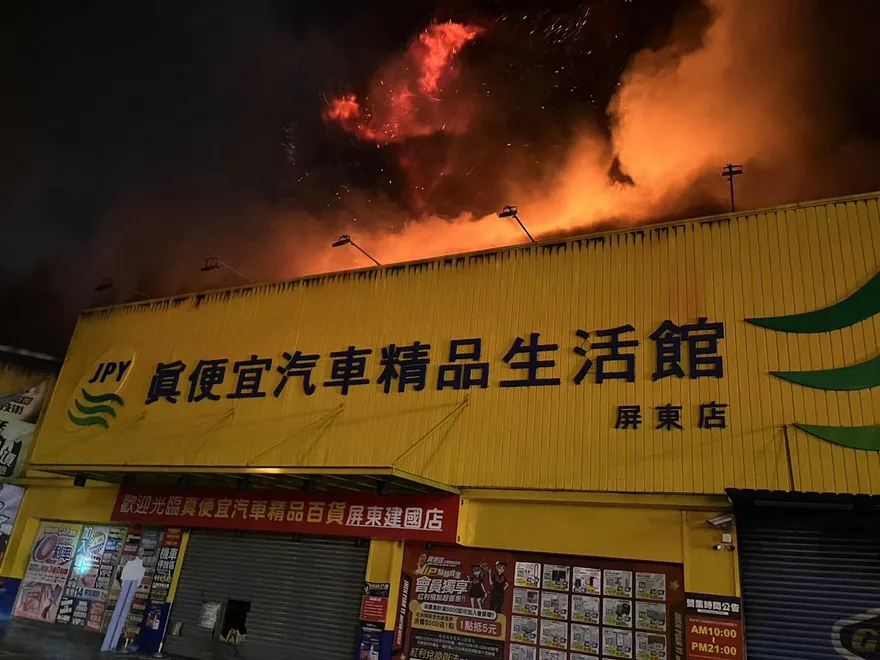 影/6間鐵皮屋連棟燒！汽車百貨「爆炸聲四起」…消防隊費時5hrs才搞定
