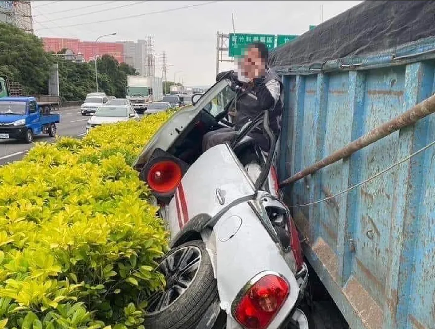 影/天公庇佑！國1奪命車禍撞擊瞬間曝光　駕駛竟奇蹟撿回一命