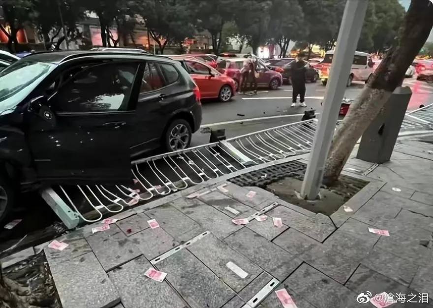 影/恐怖情人！男子開車衝撞輾壓女友　因感情糾紛致3死7傷