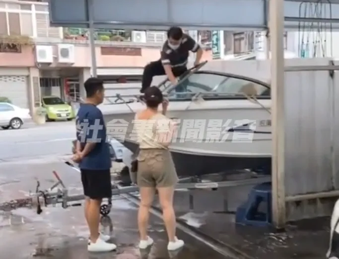 自助洗車場果真「無所不洗」！霸氣阿伯直接拖船來洗