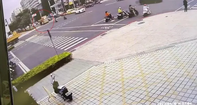 影/視線死角奪命！高雄曳引車輾機車、妻死夫傷　車禍影像曝