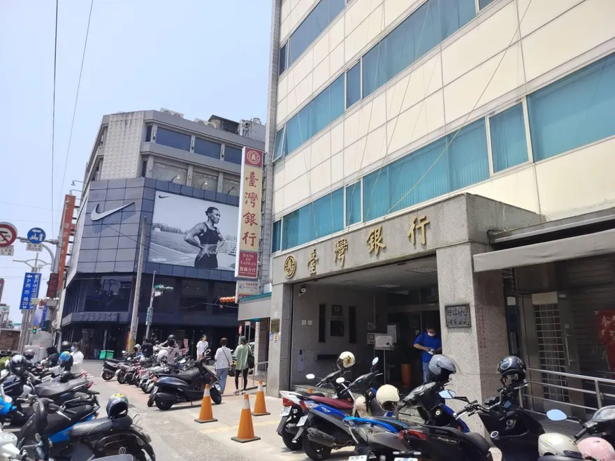 台銀嘉義分行驚傳槍響！　警員「誤觸板機、地板射出洞」將懲處