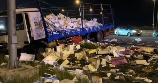 快訊/國1雲林西螺運魚車爆胎自撞　漁獲炸出「屍橫遍野」癱瘓國道
