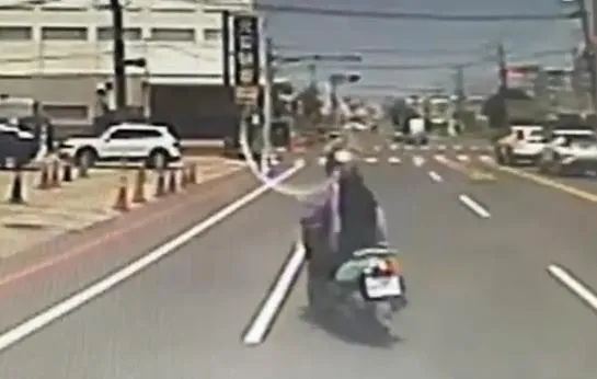 影/台南「螃蟹切大嬸」囂張橫行！救護車慘遭逼車被迫逆向　鳴笛按喇叭全不理
