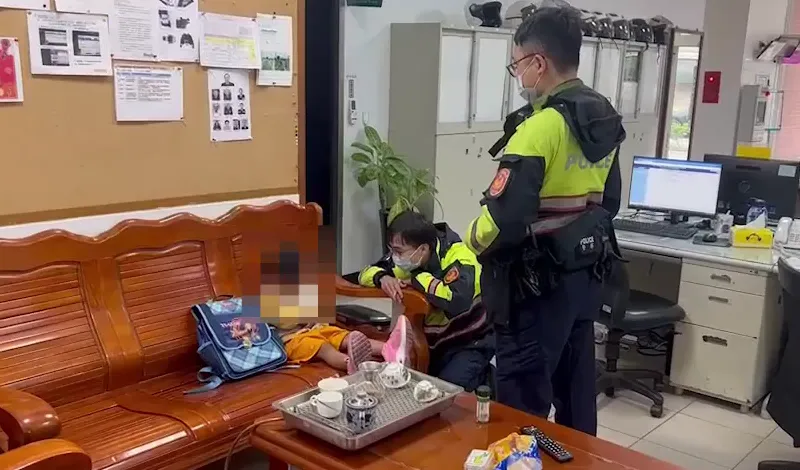 影/穿媽咪鞋去冒險！男童趁母睡翻開溜被攔截　警當奶爸有模有樣