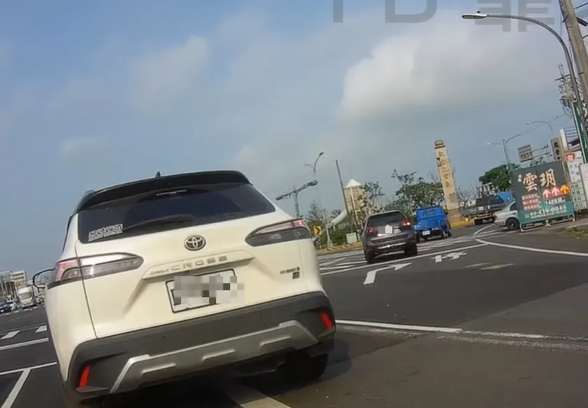 42秒17車違規！右轉車道設計這字「無視」　網罵：停了被撞到死