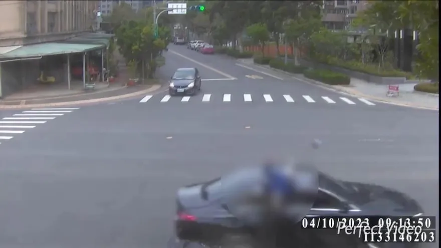 影/新北騎士撞車空翻落地慘死！賓士男稱恍神闖紅燈　驚悚影像曝
